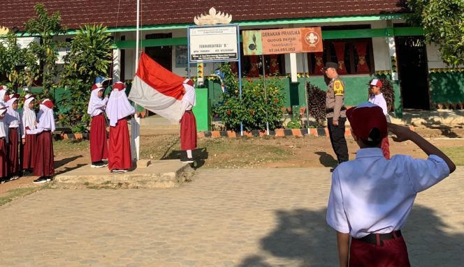 
 Bripka Noprian Bhabinkamtibmas Polsek Pulau Panggung saat Menjadi Pembina Upacara di SDN 1 Sinar Mancak. Foto: AsrulAriski/Media Prioritastv.com. 