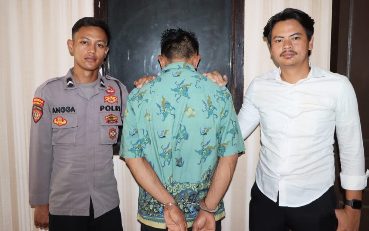 Tersangka LA saat akan dijebloskan ke Sel Tahanan, Senin 21 Oktober 2024 | Dok. Polres Tanggamus.