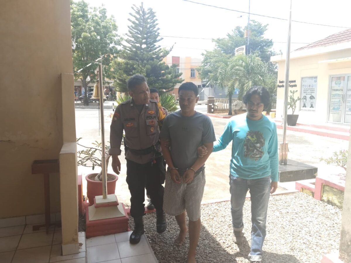 Tersangka Redi Iswanto saat digiring ke sel tahanan Polsek Gading Rejo, Senin 21 Oktober 2024.