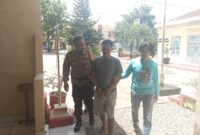 Tersangka Redi Iswanto saat digiring ke sel tahanan Polsek Gading Rejo, Senin 21 Oktober 2024.