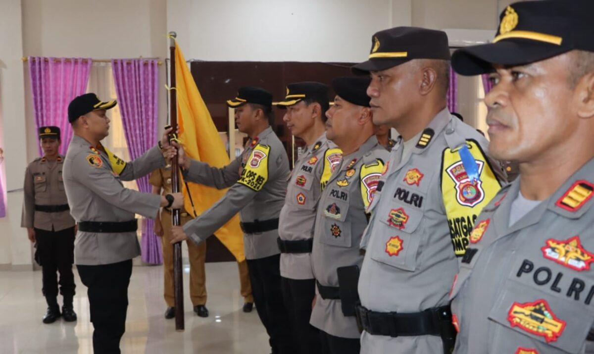 Penyerahan bendera Komite Olahraha Polres Tanggamus kepada Ketua Umum, Selasa 22 Oktober 2024.