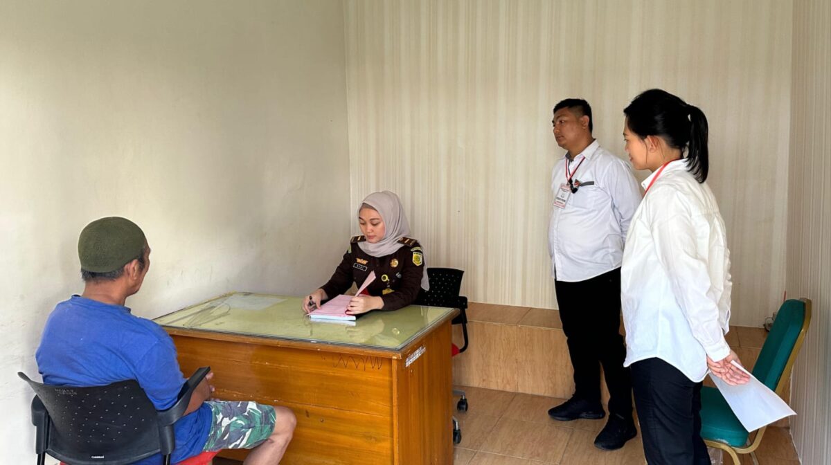 Tersangka TP saat dilimpahkan Polres Tanggamus ke Kejari Tanggamus, Senin 21 Oktober 2024.