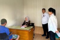 Tersangka TP saat dilimpahkan Polres Tanggamus ke Kejari Tanggamus, Senin 21 Oktober 2024.