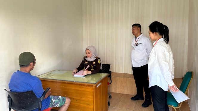 
 Tersangka TP saat dilimpahkan Polres Tanggamus ke Kejari Tanggamus, Senin 21 Oktober 2024.