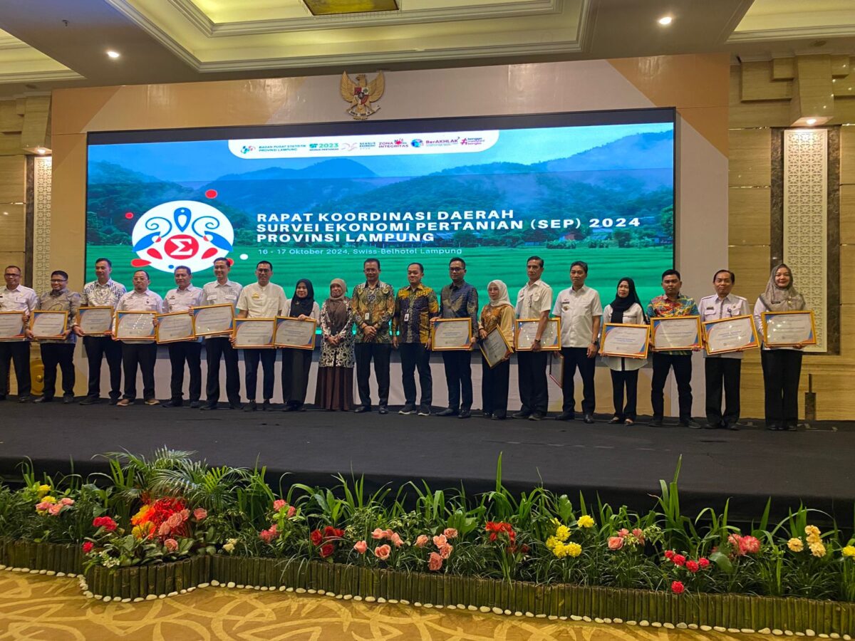 Penyerahan penghargaan di Swiss-Belhotel, Bandar Lampung, kemarin Selasa (22/10/2024).