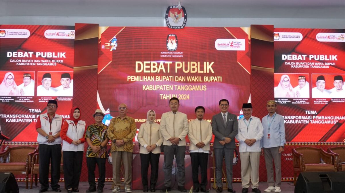 Sesi foto bersama usai Debat Publik Calon Bupati dan Wakil Bupati Tanggamus, Rabu 23 Oktober 2024.