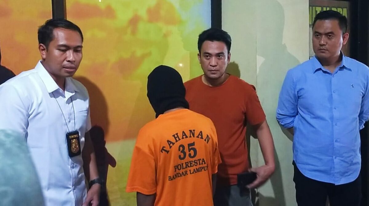 Pelaku Dugaan Asusila Terhadap Anak Dibawah Umur saat Diamankan di Polresta Bandar Lampung. Foto: Humas Polresta Bandar Lampung. 