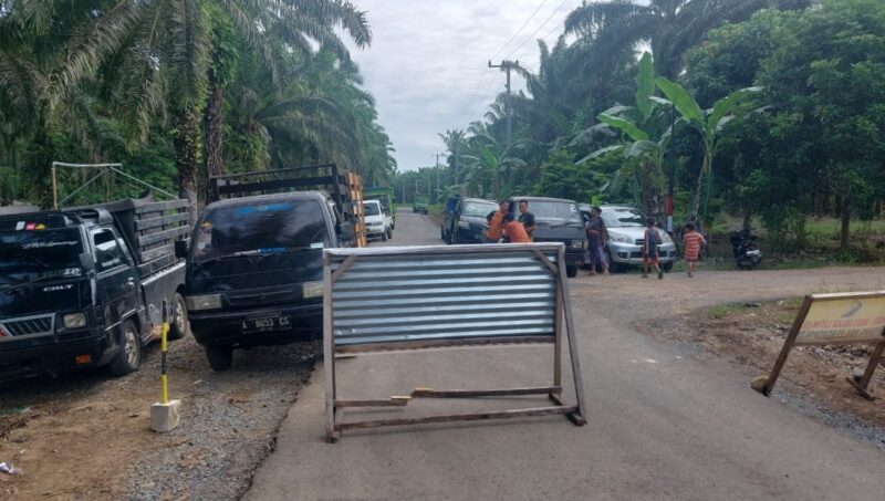 Sejumlah kendaraan diparkir di pinggir jalan imbas penutupan pembangunana jalan Pekon Ulokmukti dan Pekon Sumberagung, Ngambur, Pesisir Barat, Lampung, Rabu 24 Oktober 2024 | Sungatno/Media Prioritastv.com.