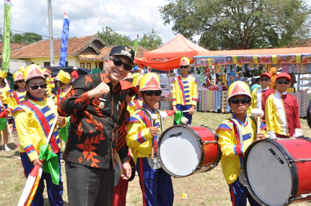 Pj Bupati Tanggamu saat foto bersama Peserta Drumband Satuan Pendidikan Kecamatan Pugung, Kamis 24 Oktober 2024 | Herdi/Media Prioritastv.com.