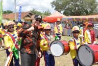 Pj Bupati Tanggamu saat foto bersama Peserta Drumband Satuan Pendidikan Kecamatan Pugung, Kamis 24 Oktober 2024 | Herdi/Media Prioritastv.com.