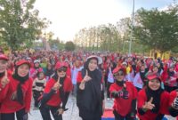 Calon Bupati Dewi Handajani bersama pendukungnya saat senam massal di Rest Area Pugung, Jumat 25 Oktober 2024 | Mustar Arifin/Media Prioritastv.com.