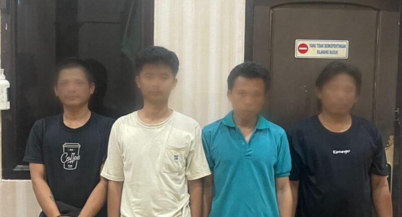 Keempat tersangka saat akan dijebloskan ke sel tahanan.