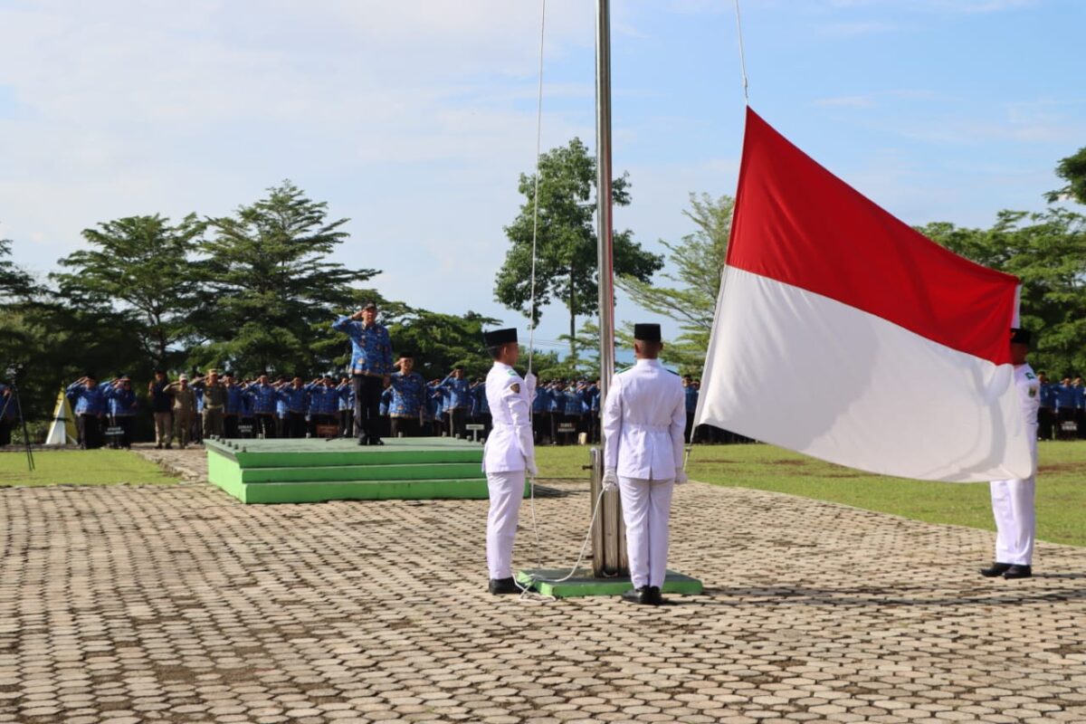 Pj Bupati Tanggamus Mulyadi Irsan saat memimpin Upacara Hari Sumpah Pemuda ke 96 dan Hari Santri Nasional, Senin 28 Oktober 2024 | Herdi/Media Prioritastv.com.