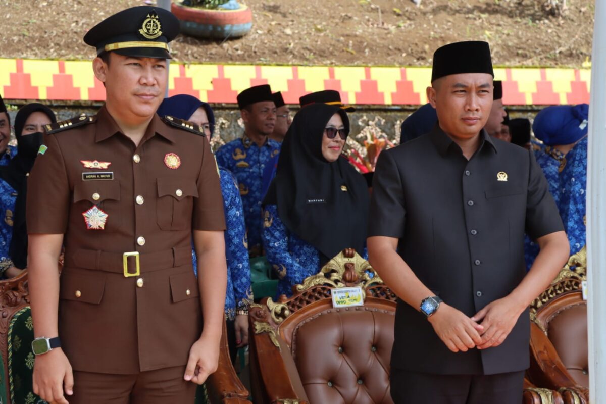 Ketua DPRD Tanggamus Agus Setyo Utomo saat mengikuti Upacara Hari Santri dan Hari Sumpah Pemuda di Lapangan Pemkab Tanggamus, Senin 28 Oktober 2024 | Herdi/Media Prioritastv.com.