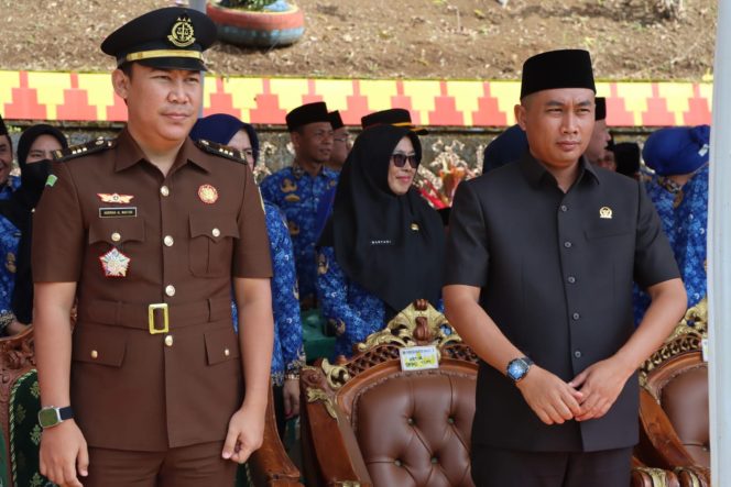 
 Ketua DPRD Tanggamus Agus Setyo Utomo saat mengikuti Upacara Hari Santri dan Hari Sumpah Pemuda di Lapangan Pemkab Tanggamus, Senin 28 Oktober 2024 | Herdi/Media Prioritastv.com.