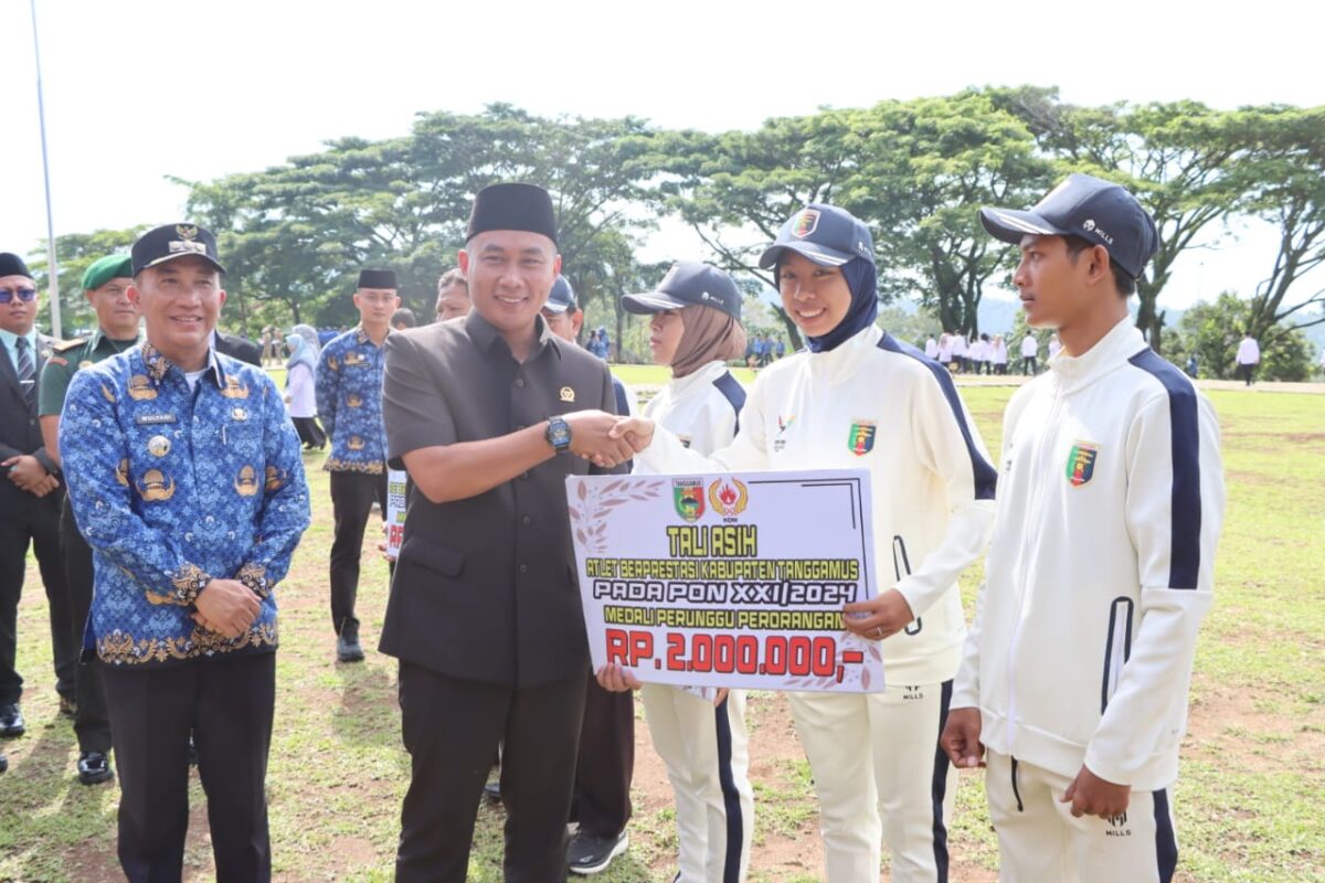 Ketua DPRD Tanggamus, Agung Setyo Utomo bersama Pj Bupati Mulyadi Irsan saat menyerahkan tali asih di Lapangan Pemkab setempat, Senin 28 Oktober 2024 | Herdi/Media Prioritastv.com.