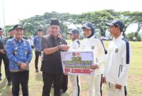 Ketua DPRD Tanggamus, Agung Setyo Utomo bersama Pj Bupati Mulyadi Irsan saat menyerahkan tali asih di Lapangan Pemkab setempat, Senin 28 Oktober 2024 | Herdi/Media Prioritastv.com.