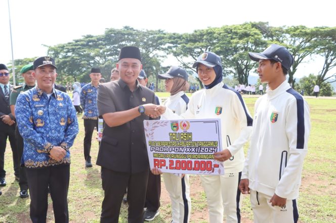 
 Ketua DPRD Tanggamus, Agung Setyo Utomo bersama Pj Bupati Mulyadi Irsan saat menyerahkan tali asih di Lapangan Pemkab setempat, Senin 28 Oktober 2024 | Herdi/Media Prioritastv.com.