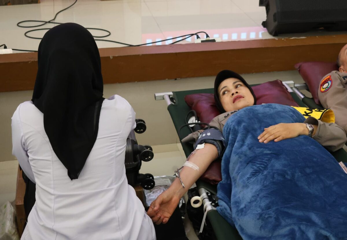 Kabid Humas Polda Lampung saat melaksanakan donor darah HUT Humas Polri, Selasa 29 Oktober 2024.
