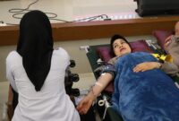 Kabid Humas Polda Lampung saat melaksanakan donor darah HUT Humas Polri, Selasa 29 Oktober 2024.