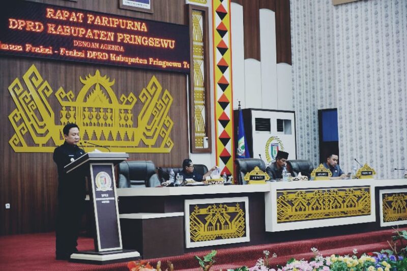 Pj Bupati Pringsewu saat menyampaikan pemandangan fraksi-fraksi DPRD setempat, Selasa 29 Oktober 2024.
