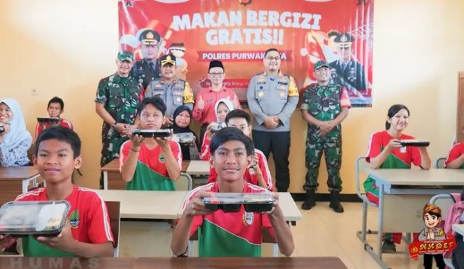 Pembagian makanan bergizi Polres Purwakarta di SLB Negeri Purwakarta, Rabu 30 Oktober 2024.