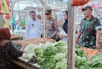 Pemantauan bahan pokok di Pasar Kota Agung, Tanggamus, Rabu 30 Oktober 2024.