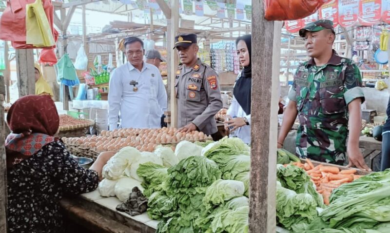 Pemantauan bahan pokok di Pasar Kota Agung, Tanggamus, Rabu 30 Oktober 2024.