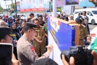 Kepala Biro Operasi Polda Lampung Kombes Pol Ardiansyah Daulay saat menandatangani Deklarasi Pilkada Damai yang digelar PWI Lampung, Selasa 29 Oktober 2024.