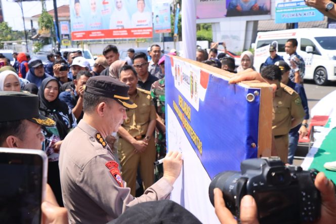 
 Kepala Biro Operasi Polda Lampung Kombes Pol Ardiansyah Daulay saat menandatangani Deklarasi Pilkada Damai yang digelar PWI Lampung, Selasa 29 Oktober 2024.