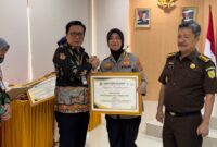 Penyerahan DJPb Lampung Award kepada Polda Lampung.