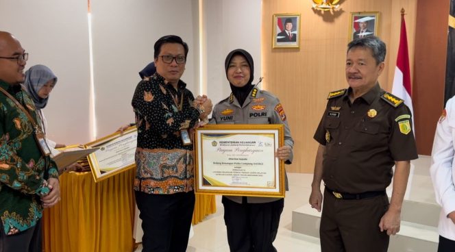 
 Penyerahan DJPb Lampung Award kepada Polda Lampung.