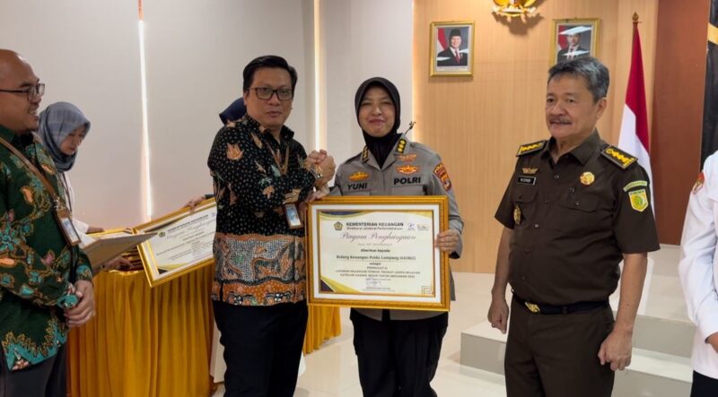 Penyerahan DJPb Lampung Award kepada Polda Lampung.