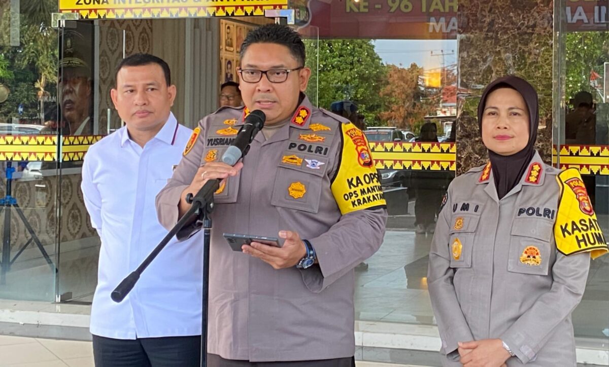 Kabid Humas Polda Lampung Kombes Umi Fadillah saat mendampingi Kapolres Lampung Selatan ketika memberikan keterangan pers.