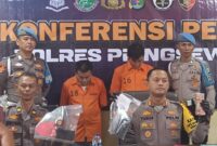 Kapolres Pringsewu AKBP M. Yunnus saat menyampaikan konferensi pers di Mapolres setempat, Kamis 31 Oktober 2024 | Davit/Media Prioritastv.com.