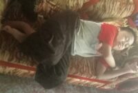 Muhammad Eri Saputra Penderita Lumpuh Saat Berbaring di Sofa Ruangan Tamu Rumah Kediamannya di Pekon Kesugihan Kita Agung Barat, Selasa (01/10/2024)