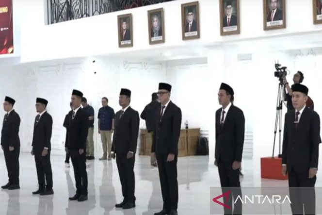 
 Tangkapan layar suasana kegiatan Pelantikan Tujuh Anggota KPU Provinsi Lampung Periode 2024 - 2029 di Gedung KPU RI, Jakarta, Selasa (15/10/2024). ANTARA/Donny Aditra (ANTARA)