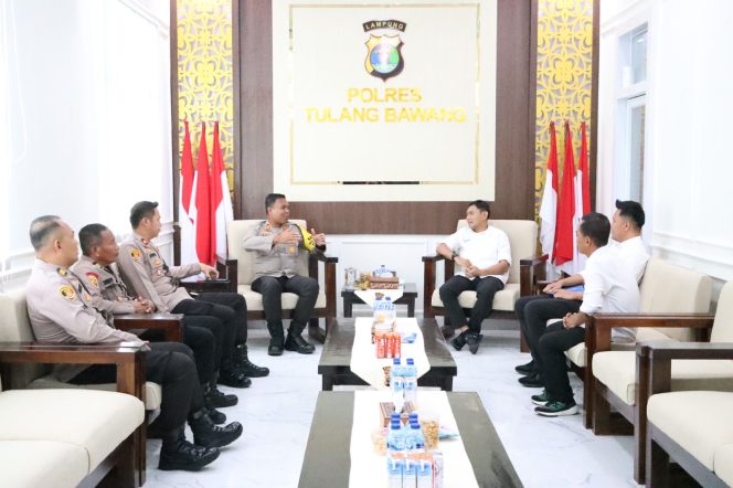 
 Penataan Aset Polres Tulang Bawang, AKBP James Terima Dua Sertifikat Tanah Dari ATR/BPN