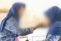 Pelajar SMP Pesisir Barat terekam kamera melakukan perudungan terhadap rekanya | Tangkapan Layar Video.
