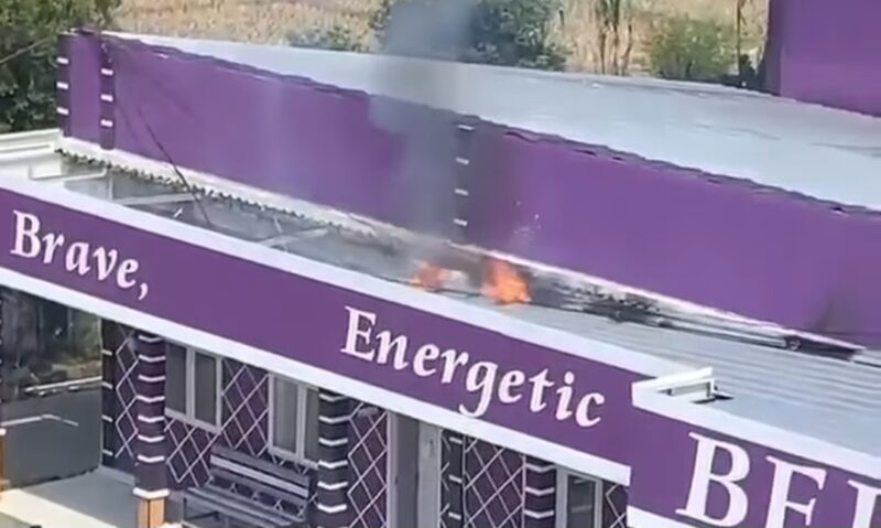 Kabel terbakar di salah satu gedung Kampus UAP Pringsewu, Jumat 4 Oktober 2024 | Tangkapan Layar Video.