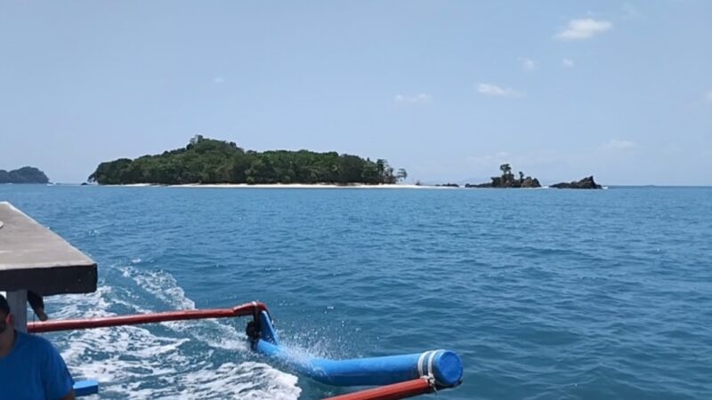 Pesona Teluk Kiluan Tanggamus.