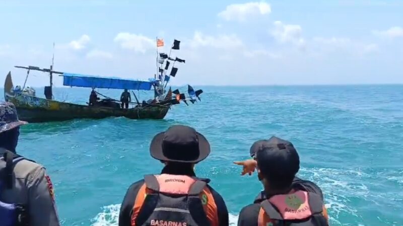 Proses pencarian nelayan tenggelam di Lampung Timur.