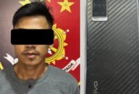 Tersangka dan barang bukti yang berhasil diamankan polisi.