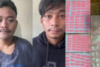 Kedua tersangka dan barang bukti yang berhasil diamankan Polisi.