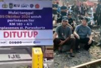 Kolase foto banner informasi penutupan jalan di lajur KA Purwakarta dan saat warga menggelar unjuk rasa, Rabu 30 Oktober 2024.