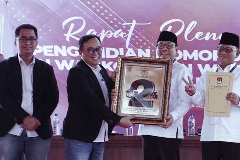 Pasangan Wahdi - Qomaru saat pengundian nomor urut Pilwakot Metro, Lampung.