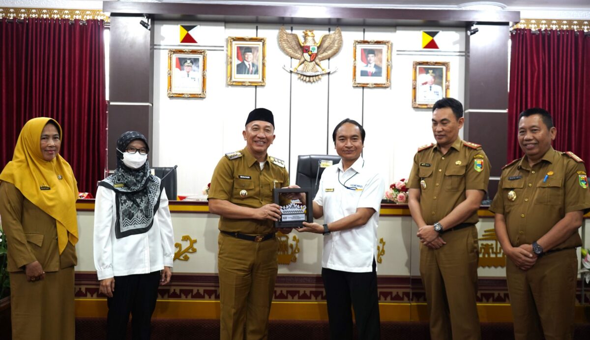 Penyerahan Cinderamata usai pelaksanaan MoU, Senin 4 Nopember 2024.