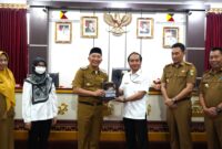 Penyerahan Cinderamata usai pelaksanaan MoU, Senin 4 Nopember 2024.