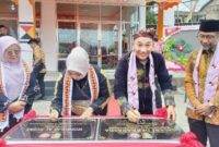 Pj Bupati Tanggamus Mulyadi Irsan saat meresmikan galeri Dekranasda di Gisting, Kamis 21 November 2024.
