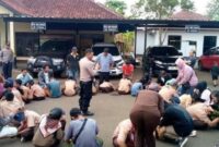 Para pelajar geng motor Avatar Mistery saat bertemu orang tuanya di Polsek Purwodadi Subang, Jabar, Jumat 1 Nopember 2024.